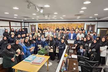 «طنین شادی در بیمارستان فیروزآبادی؛ جشن روز پرستار و کارمند همراه با رونمایی دومین سالنامه »