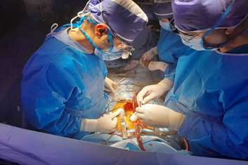 برای نخستین‌بار در بیمارستان فیروزآبادی؛ انجام موفق عمل جراحی قلب باز «بنتال»