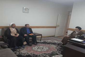دیدار مدیریت بیمارستان فیروزآبادی با امام جمعه برای جلب مشارکت خیرین حوزه سلامت